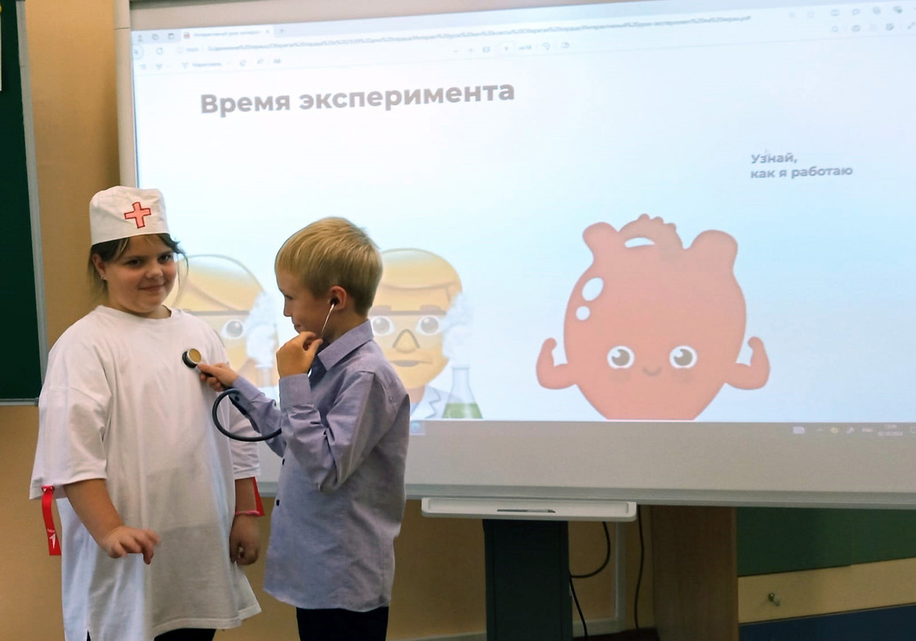 Ученик слушает сердце у одноклассницы с помощью фонендоскопа | интерактивный урок-эксперимент Оберегая сердце